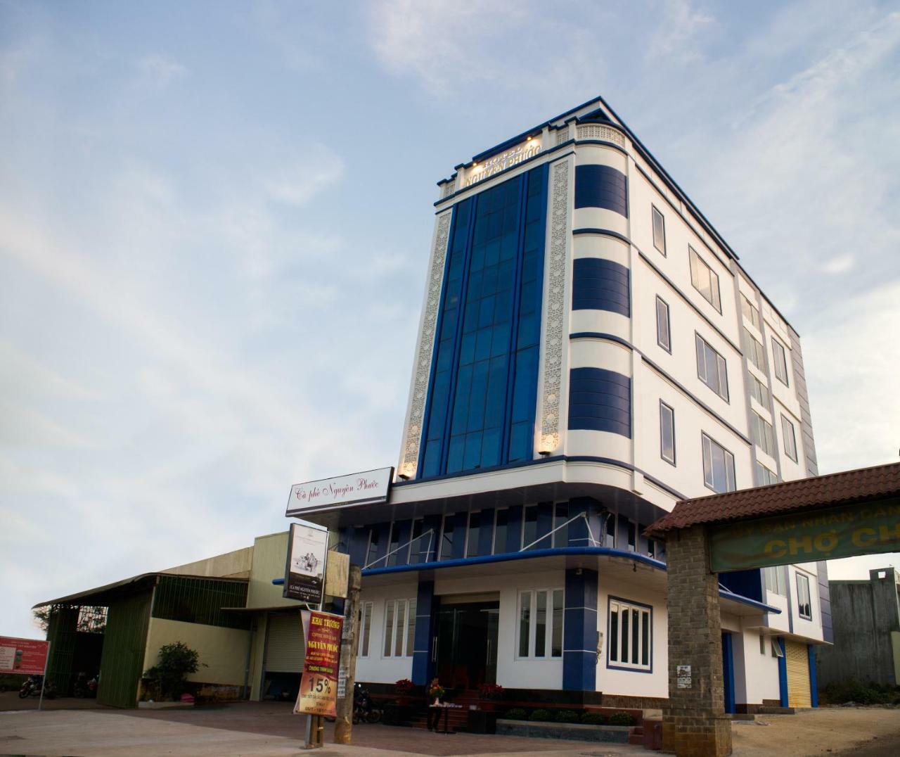Hotel Nguyen Phuoc Pleiku Bagian luar foto